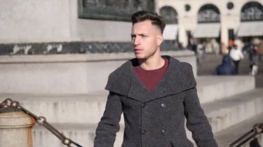 Adam şehirde, bulmak onun yol tarifini arıyor kaybetti