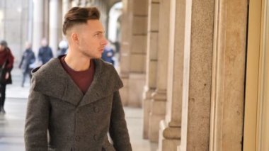 Yakışıklı delikanlı vitrin Karantinadaki moda bakıyor