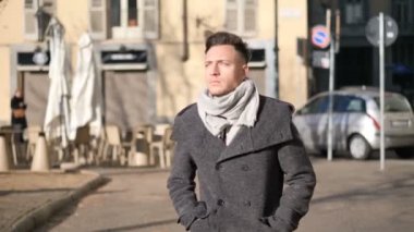 Avrupa şehri sokak yürüyüş genç adam