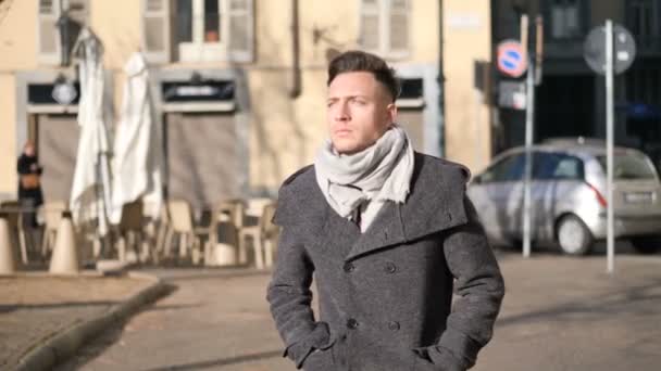 Молодий чоловік у європейське місто вулиці ходьба — стокове відео