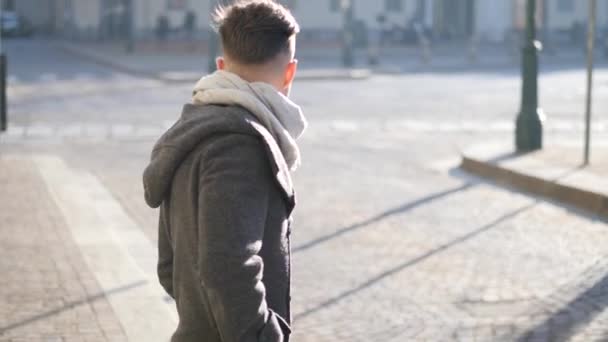 Junger Mann in der europäischen Stadt Straße zu Fuß — Stockvideo