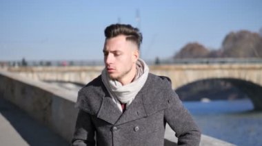 Avrupa 'da şehir ortamında yakışıklı bir genç adam.