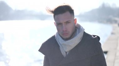 Avrupa 'da şehir ortamında yakışıklı bir genç adam.