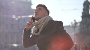 Cep telefonuyla konuşan yakışıklı modacı.