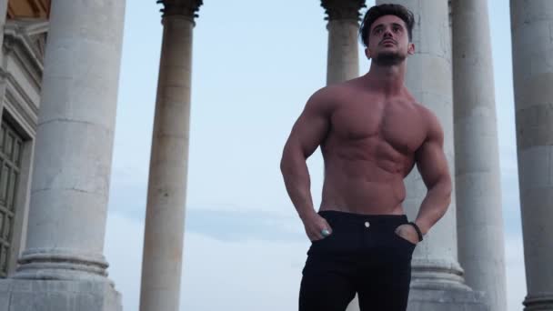 Bonito homem sem camisa muscular na cidade europeia — Vídeo de Stock