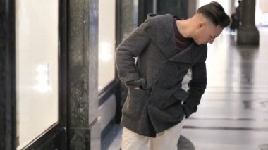 Genç adam cep ve m-cüzdan para arıyor