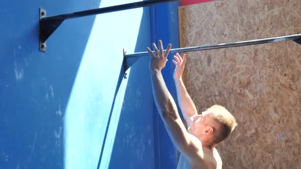 Atleta masculino jogando bola em forma na parede em um ginásio — Vídeo de Stock