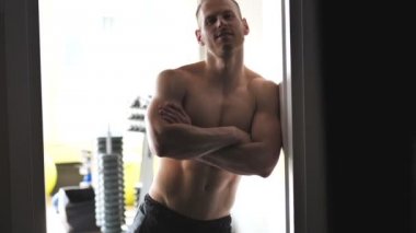 Spor salonundaki yakışıklı genç adam.