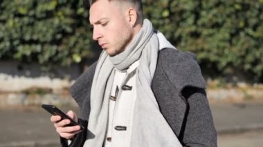 Şehir, yürüyüş ve biriyle konuşmak smartphone genç adam