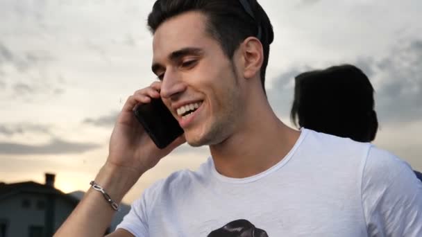 Красивый модный мужчина разговаривает по мобильному телефону — стоковое видео
