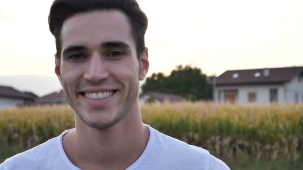 Headshot atrakcyjny młody człowiek uśmiecha się do kamery — Wideo stockowe
