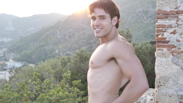 Atlético, guapo en forma joven al aire libre en el país haciendo ejercicios de estiramiento — Vídeos de Stock