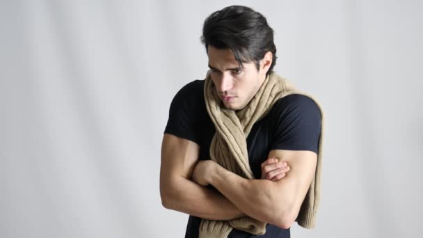 Mladý muž se cítí velmi chladný, nosí šátek — Stock video