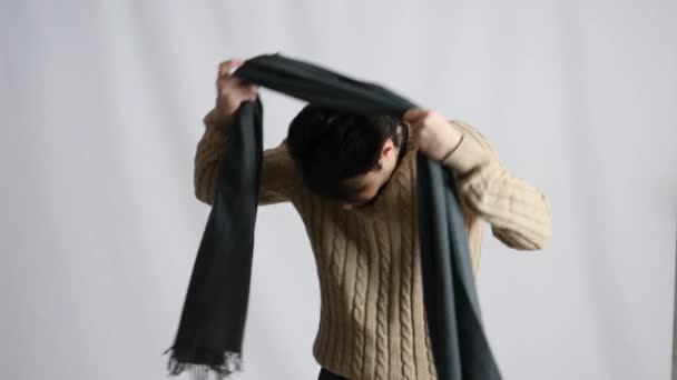 Молодий чоловік дуже холодний, одягнений у шарф — стокове відео