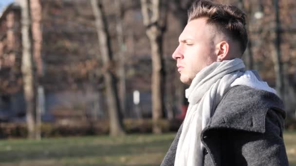 Knappe trendy jongeman, wandelen in het stadspark — Stockvideo