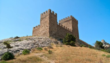 Eski kule mavi gökyüzünde bir arka plan üzerinde