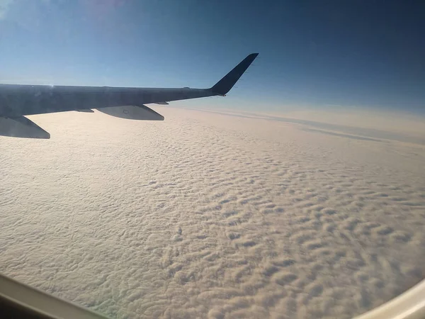 Bir Yolcu Uçağının Penceresinden Bak Bulutların Üzerinde Uçarken — Stok fotoğraf