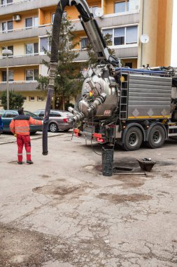 Boilersuit erkekte kanalizasyon drenaj emme kanalizasyon kamyonla pompalıyor