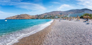 Şezlong ve şemsiye Vlycha Beach yakınındaki otel resort (Rhodes, Yunanistan)
