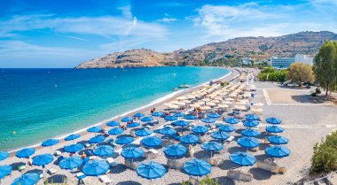 Şezlong ve şemsiye Vlycha Beach yakınındaki otel resort (Rhodes, Yunanistan)