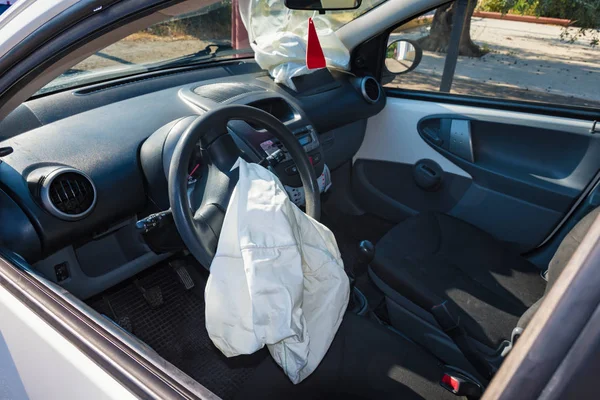 Interiör Kraschade Bilen Efter Olycka Med Deflaterat Krockkuddar Väg City — Stockfoto