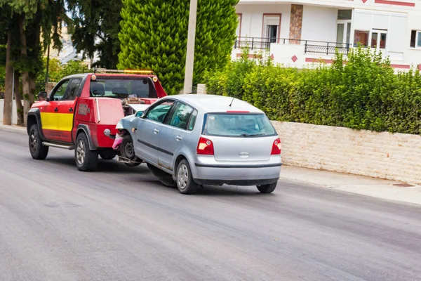 Unfallauto Wird Nach Unfall Von Abschleppwagen Abgeschleppt — Stockfoto