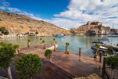 St. Paul koy tekneler, Lindos Akropolis arka planda (Rhodes, Yunanistan)
