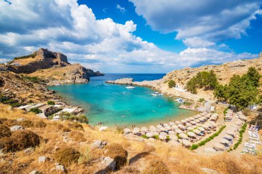 St. Paul koy tekneler, Lindos Akropolis arka planda (Rhodes, Yunanistan)