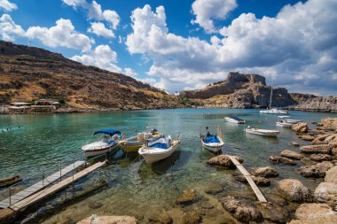 St. Paul koy tekneler, Lindos Akropolis arka planda (Rhodes, Yunanistan)