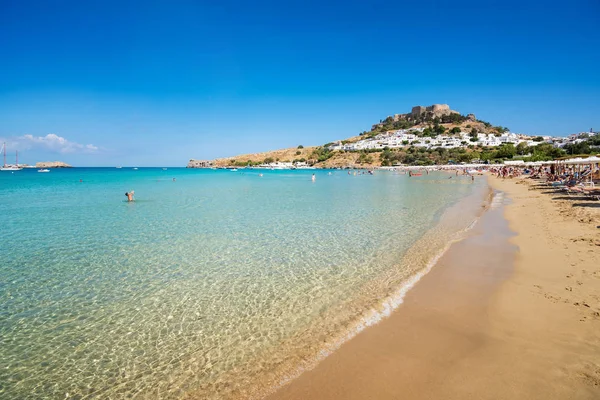 Weergave Van Het Zandstrand Baai Van Lindos Akropolis Achtergrond Rhodos — Stockfoto