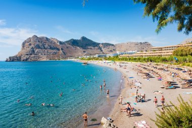İnsanlar onların tatil zevk Kolymbia beach (Rhodes, Yunanistan)