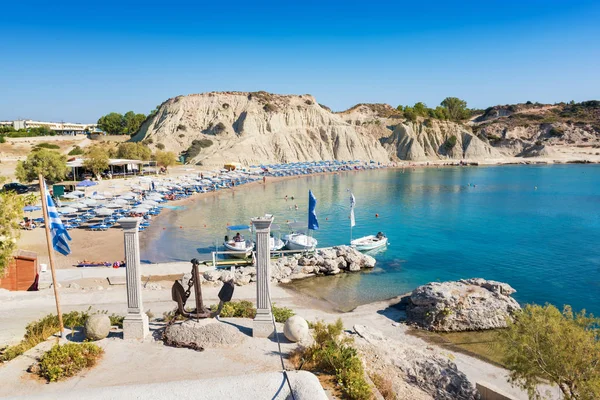 Kolymbia Strand Met Parasols Ligbedden Boten Rhodos Griekenland — Stockfoto