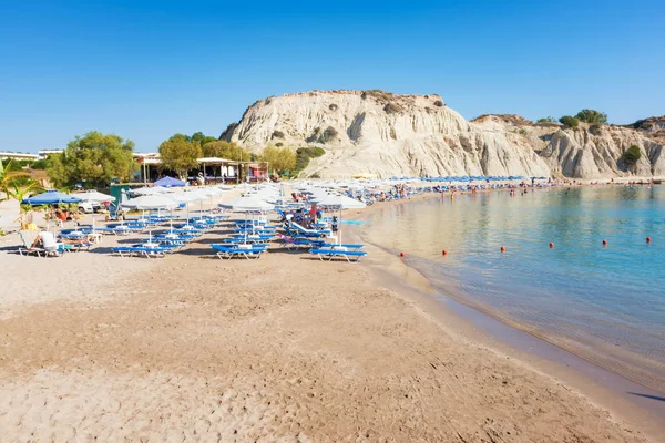 Kolymbia Strand Met Parasols Ligbedden Rhodos Griekenland — Stockfoto