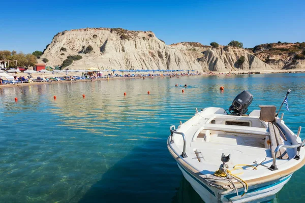 Barco Frente Sombrillas Tumbonas Playa Kolymbia Rodas Grecia — Foto de Stock