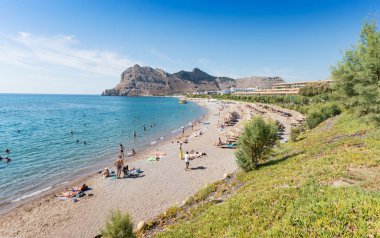 İnsanlar onların tatil zevk Kolymbia beach (Rhodes, Yunanistan)