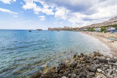 Stegna beach şemsiye, şezlong ve tekne içinde geçmiş (Rhodes, Yunanistan)