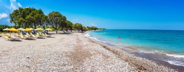 Görünüm Soroni Beach şemsiye ve şezlong - Panorama (Rhodes, Yunanistan)