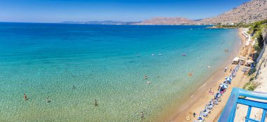 Pefkos plaj tatilciler ile eğleniyor, Pefkos köyü - Panorama (Rhodes, Yunanistan)