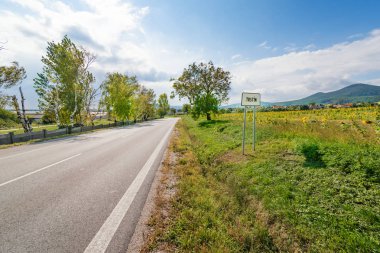Şehir işareti ve yol Trstin - Slovakya bir köyde içine alanlarından lider