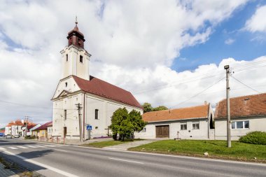 Trstin - Slovakya bir köyde kilisede üzerinde bulutlar