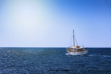Tekne turu açık deniz kıyısından Rodos Adası (Rhodes, Yunanistan)