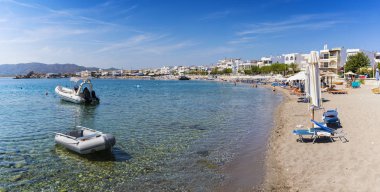 Tekneler ve şemsiye Haraki beach güneşli günde (Rhodes, Yunanistan)