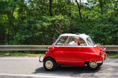 Malacky, Slovakya 2 Haziran 2018: Ağaç kavunu 2cv 007 edition alır Bölümü'nde çalışma sırasında Kamenny mlyn Motel, kıdemli araba ralli Kamenak 2018                