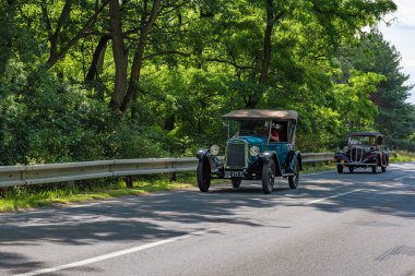 Malacky, Slovakya 2 Haziran 2018: Ağaç kavunu 2cv 007 edition alır Bölümü'nde çalışma sırasında Kamenny mlyn Motel, kıdemli araba ralli Kamenak 2018                