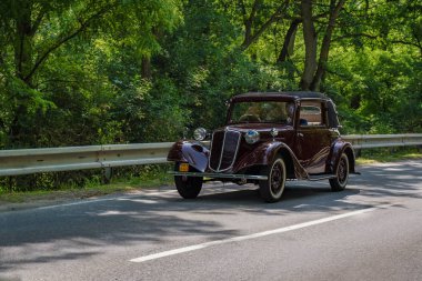 Malacky, Slovakya 2 Haziran 2018: Ağaç kavunu 2cv 007 edition alır Bölümü'nde çalışma sırasında Kamenny mlyn Motel, kıdemli araba ralli Kamenak 2018                