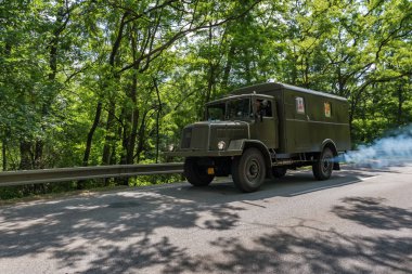 Malacky, Slovakya 2 Haziran 2018: Ağaç kavunu 2cv 007 edition alır Bölümü'nde çalışma sırasında Kamenny mlyn Motel, kıdemli araba ralli Kamenak 2018                