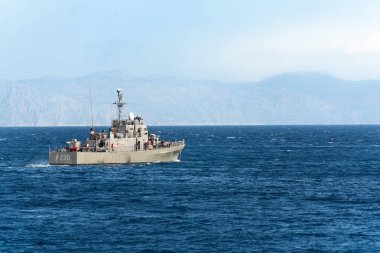 Rodos, Yunanistan 21 Eylül 2017: Hs Ormi Yunan savaş gemisi P230 (1989'da Yunanistan'a transfer edilen ABD Donanması'na ait eski Asheville sınıfı gunboat) Rodos şehrindeki limandan ayrılıyor. Arka planda Türkiye kıyıları.       