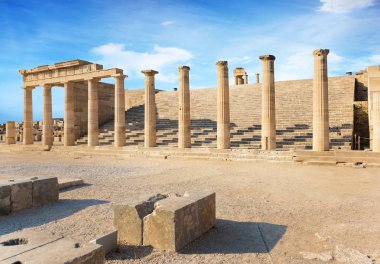 Lindos (Rhodes, Yunanistan akropolisi üzerinde Propylaea merdiven)