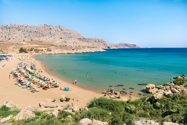 Agathi Strand Met Vakantiegangers Genieten Van Hun Tijd Rhodos Griekenland — Stockfoto