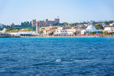 Grand Master Sarayı içinde geçmiş (Rhodes, Yunanistan Rodos şehir sahil şeridine görünümünü)